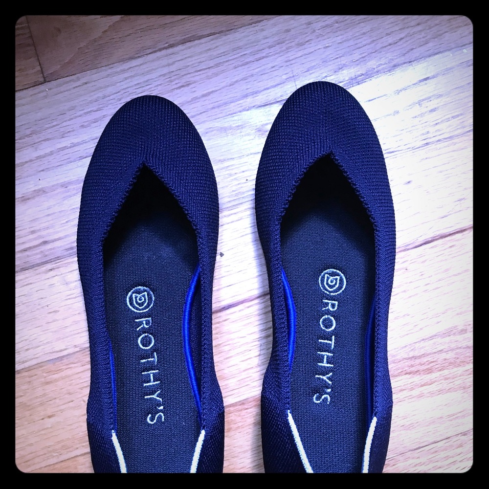 Rothys Navy Blue round toe shoes with white halo